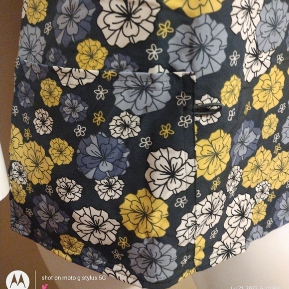 JDS Uniforms Blue Floral Nurse Top - Picture 3 of 6